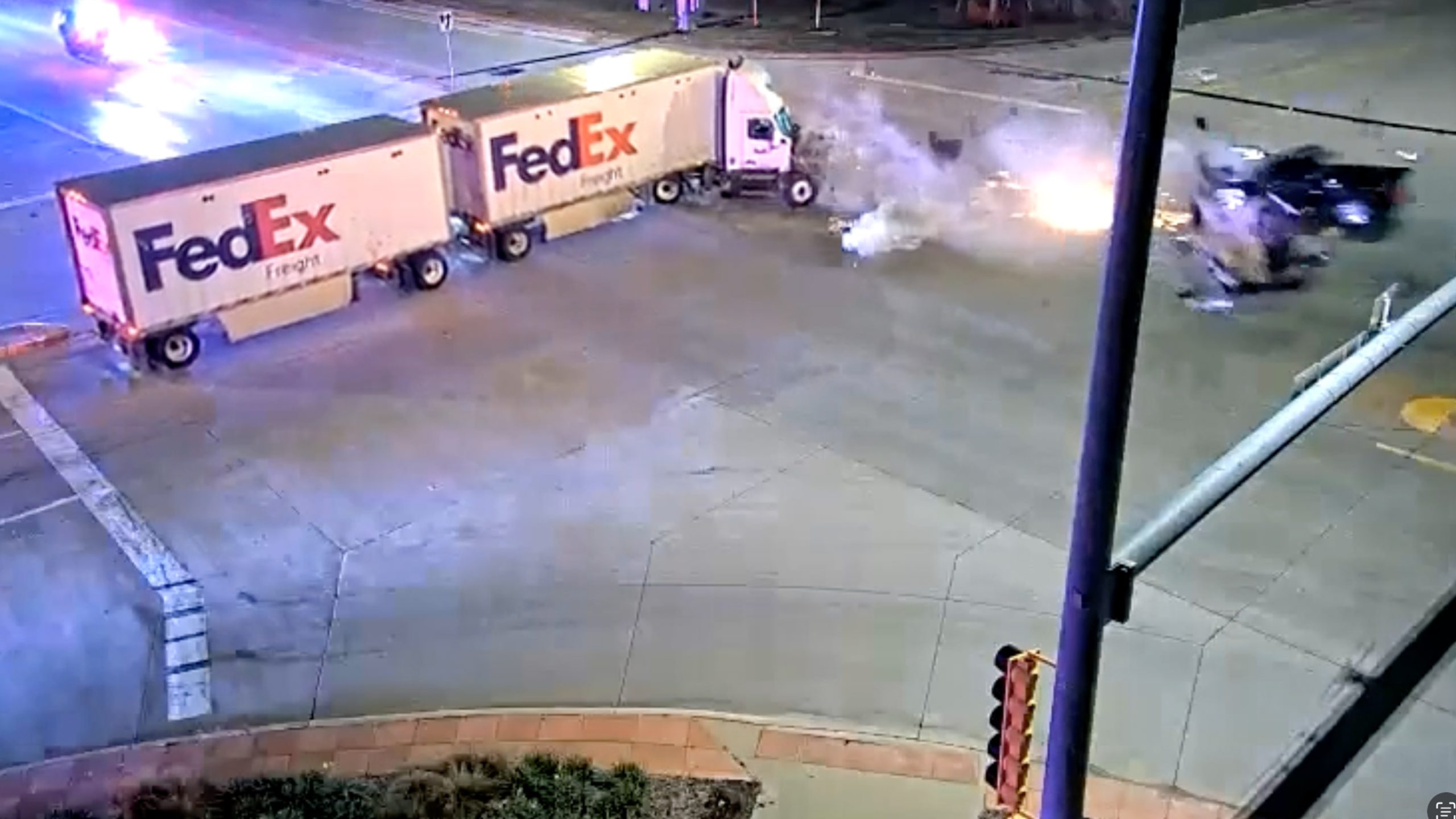 Watch: Suspect fleeing from police crashes into FedEx semi-truck — Hempstead Community news